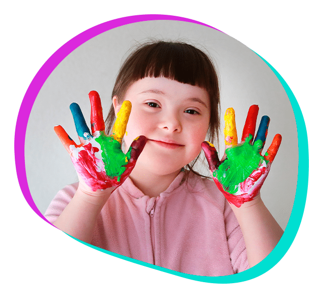 Menina com mãos pintada